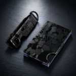 BusinessWallet Forged Carbon ajándékcsomag prémium kártyatartóval és Kulcstartó EDC eszközzel.