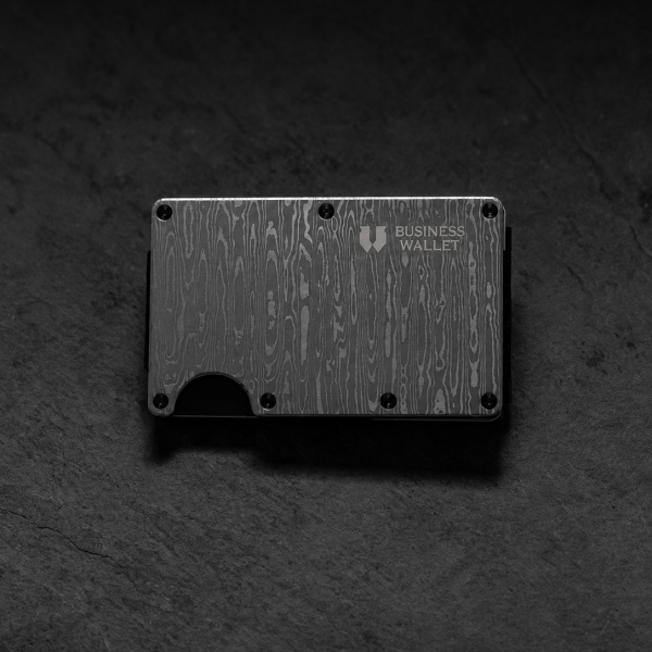BusinessWallet White Damascus Steel mintás prémium fém kártyatartó sötét kőhatású háttéren, logózott hátlappal